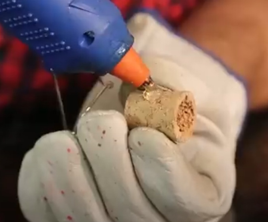 Após conferir qual lado do ímã você deve utilizar na geladeira, cole o ímã no centro da lateral da rolha.