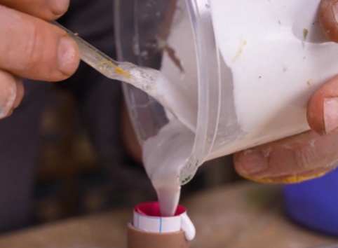 Coloque a mistura no cano preparado (você pode usar um funil). Bata levemente o cano no balcão para remover bolhas.