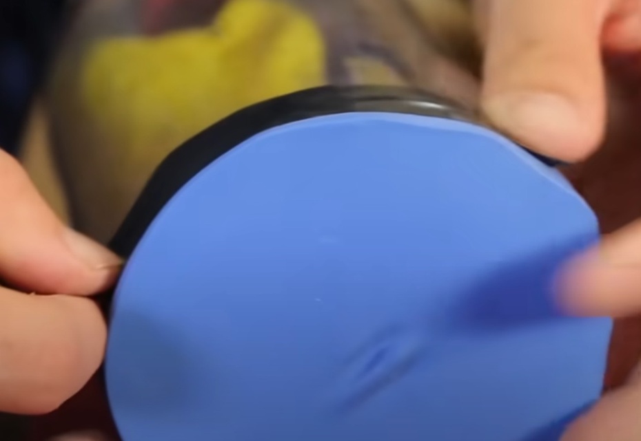 Cole a bexiga com fita isolante.