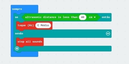 Programação do sensor do robô:

A lógica simples para o sensor é que se ha algo a menos de 40cm do sensor, o micro:bit deve emitir um som. Se não, o micro:bit não deve fazer nada.