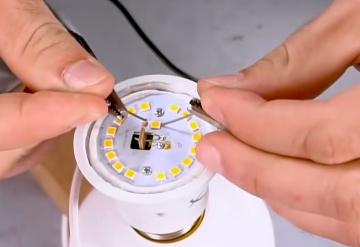 Caso nenhum LED apresente os pontos pretos ou seja difícil ter certeza apenas visualmente, o próximo teste envolve o uso de uma fonte de bancada (ou uma bateria de 9v). Teste cada LED individualmente encostando as pontas de prova de sua fonte de bancada, ou pontas de fio desencapado que estejam presas aos pólos de uma bateria de 9v, nos polos do LED que será testado. Importante lembrar que os LEDs têm uma forma correta para serem ligados, portanto os pólos positivo e negativo da bateria ou da fonte de bancada devem encostar nos respectivos pólos do LED. Os contatos ficam um de cada lado dos LEDs e são bem pequenos, caso não tenha nenhum indicativo de qual é o lado positivo, faça a ligação e caso não acenda, você pode se certificar invertendo os fios.

Atenção: Nem sempre um LED com ponto preto está queimado, o modo mais garantido de teste é o feito com a fonte de bancada ou bateria.