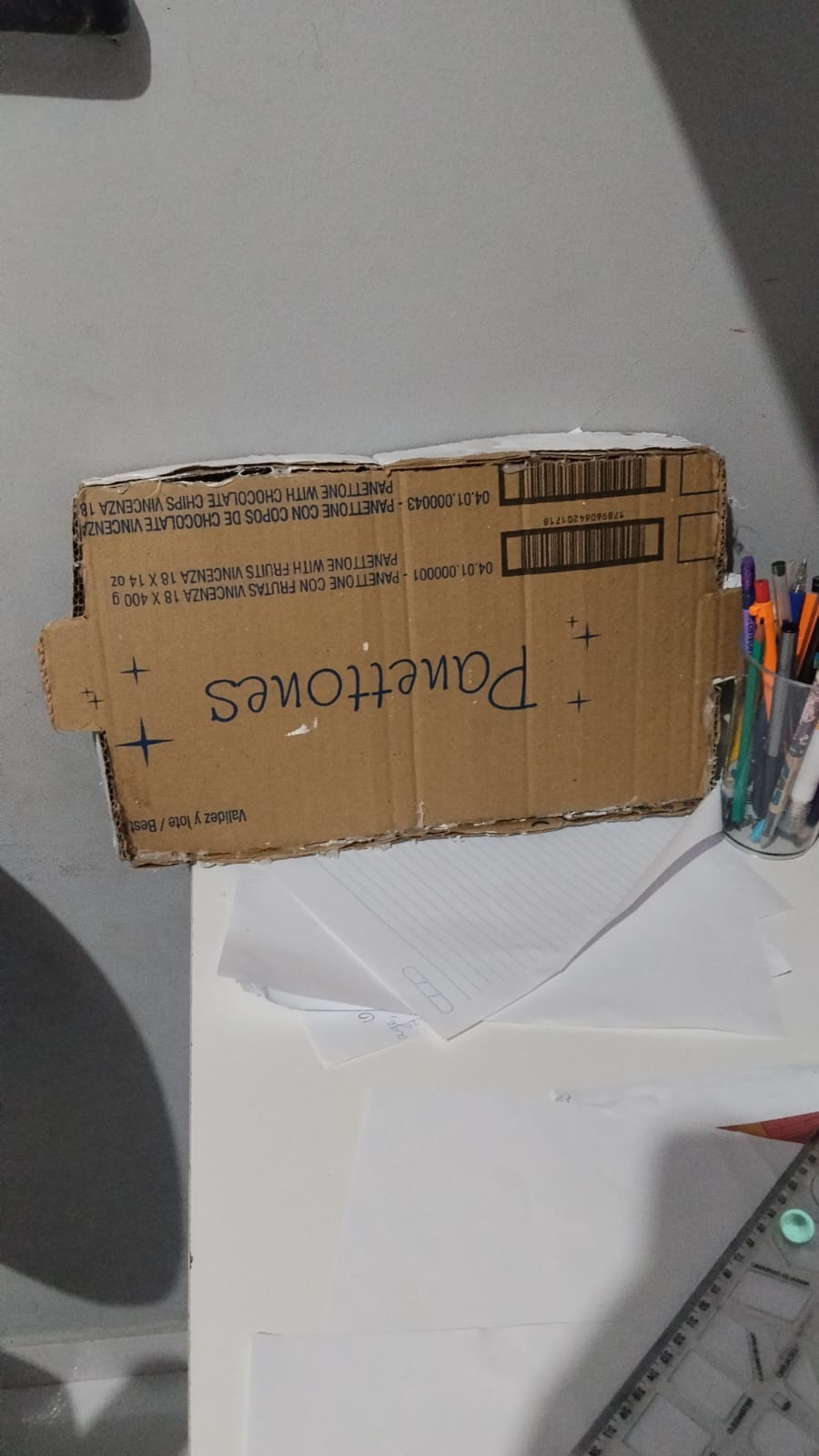 Faça um pedaco de papelão que tenha 36 × 22 cm e cole com cola bastão por baixo do campo.