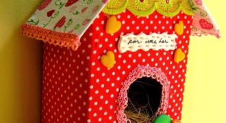 Comedouro de pássaro de caixa de leite