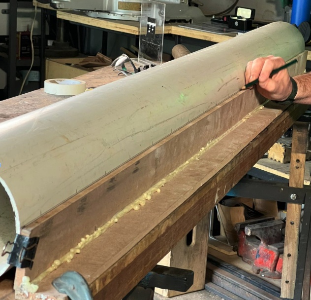 Encoste o cano em uma tábua reta e desenhe linhas verticais unindo as marcações. Marque também pontos horizontais a cada 10 cm