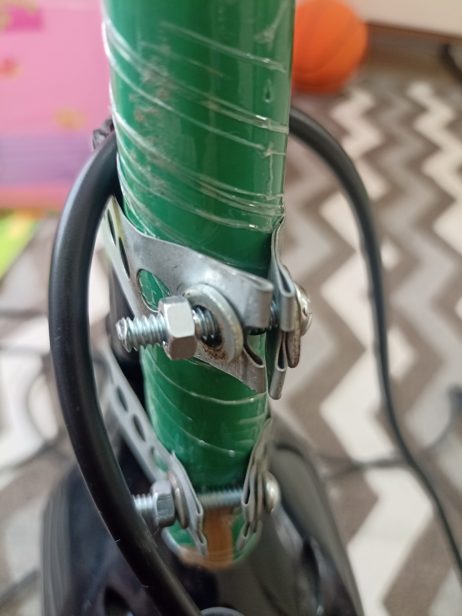 Coloque os parafusos e porcas em suas respectivas junções da abraçadeiras, "empurrando" o cabo de vassoura contra o pequeno suporte de plástico.