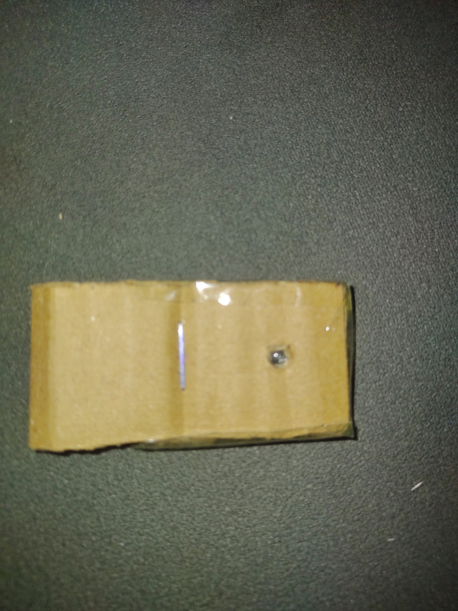 Grampeie o meio da tira de papelão e coloque fita em volta para a esfera não cair