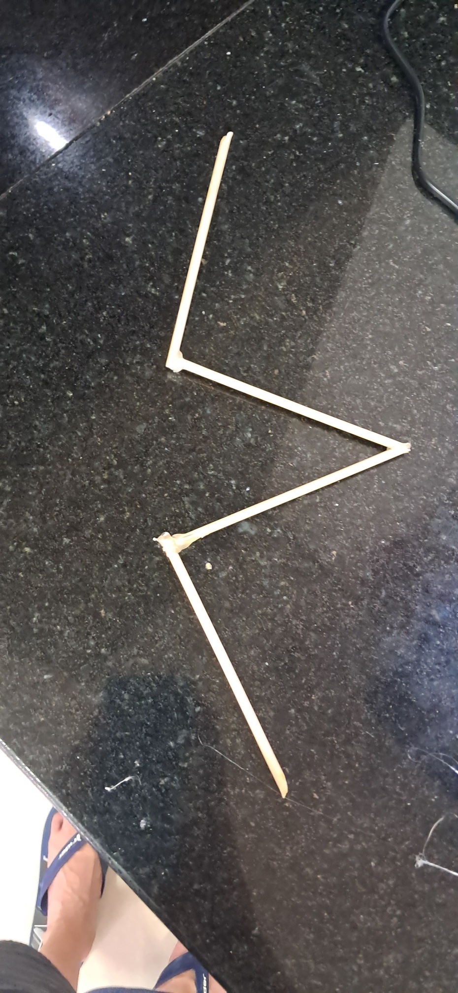 Sempre colando com cola quente e reforçado aonde precisar.