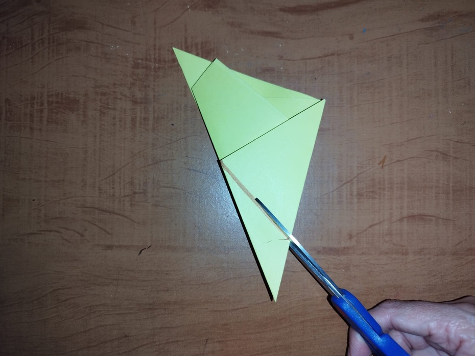 Agora vamos para o corte. Você deve fazer um pequeno corte na diagonal na ponta de baixo da peça.