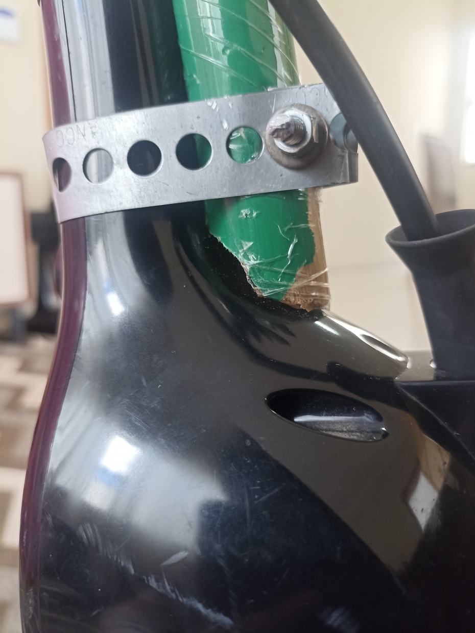 Com isso, posicione o cabo atrás, encaixando-o na "curva" do aspirador