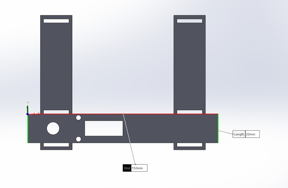 Modelagem das laterais
Nessa etapa, utilizou-se como modelo uma peça feita pelo professor e o grupo modificou-a para adequar-se ao projeto proposto. A peça consiste em um paralelepípedo retangular, medindo 150 mm por 23 mm e 3mm de espessura. Há um furo em forma de circunferência com 10 mm de diâmetro, localizando-se a 20mm de uma das arestas de 23mm e 11,5mm de distância em relação a aresta de 150mm (considerando o centro da circunferência). Ademais, compreende-se mais dois furos em formato de circunferência com 4mm de diâmetro, a uma distância de 40mm da mesma aresta de 23mm e 3mm de uma das arestas de 150mm, em relação ao centro das circunferências. Além disso, há um furo retangular medindo 30mm por 12mm, a uma distância de 45mm da mesma aresta de 23mm e 5,5mm em relação a cada aresta de 150mm. 

Não apenas isso, na parte superior, há duas extensões dessa lateral, cada uma localizada a uma distância de 10mm em relação à aresta de 23mm, medindo 25mm de comprimento e 78mm de altura. Junto a tais extensões há 2 furos retangulares, a 2,5mm de distância em relação à cada aresta de 78mm da extensão, com 20mm de comprimento e 3mm de altura: o primeiro, localizado na parte mais baixa da extensão e o segundo localizado na parte mais alta, apresentando 3mm em relação ao topo da extensão. Finalmente, restam as outras 2 pequenas extensões para encaixe na parte inferior da peça, ambas com as mesmas medidas das extensões na parte superior.