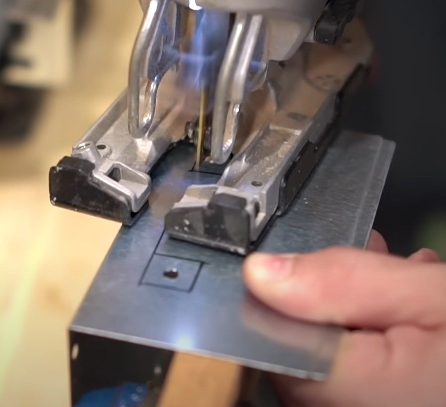 Toda essa etapa fica mais fácil de ser concluída utilizar uma morsa de bancada e um sarrafo de madeira para apoio. NECESSÁRIO O APOIO DE UM ADULTO.