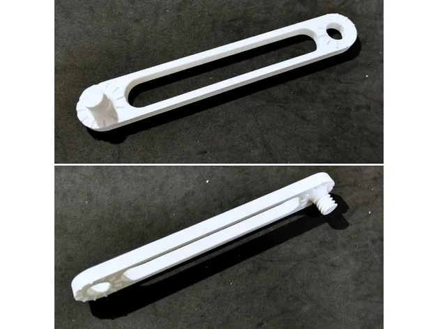 Braço da luminária (tipo misto). Semelhante aos apresentados anteriormente, porém possui furos em uma extremidade e um parafuso integrado no lado oposto para permitir outros tipos de montagem da estrutura (diferentes do apresentado nas próximas etapas desse tutorial).