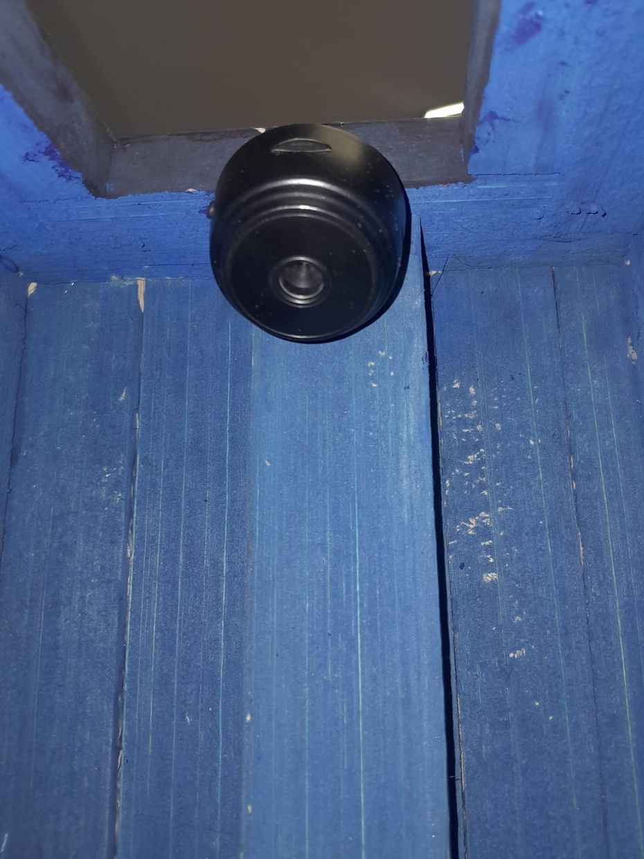 7 - Cole com cola quente na parte de cima a câmera espiã.