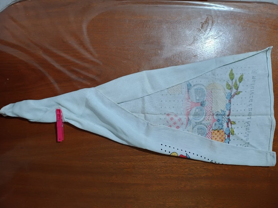 Prenda a ponta amarrada com um pregador, se necessário.