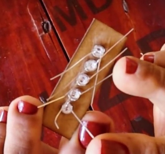 Dobre os terminais negativos dos leds sobrepondo um ao outro, de forma que todos fiquem interligados.