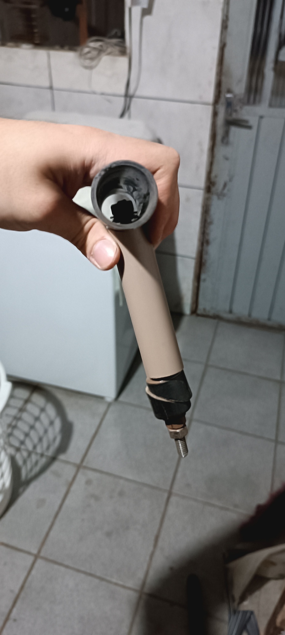 Agora furando o eletroduto, encaixe a arruela torcida por dentro, adicione uma segunda arruela e passe a porca