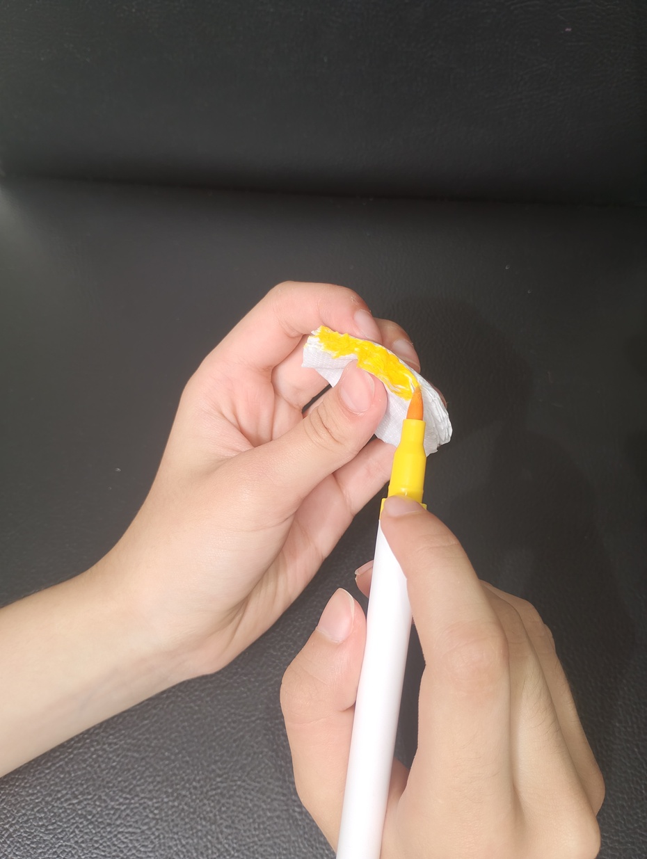 Pinte a borda da pilha de pétalas usando a canetinha da cor de sua preferência.