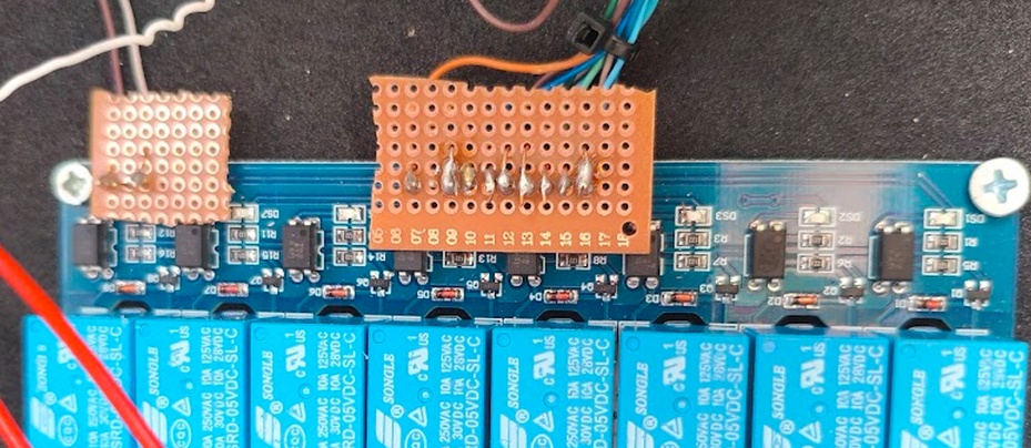 Use o ferro de solda, estanho e as placas de fenolite para unir os cabos aos terminais dos componentes eletrônicos.