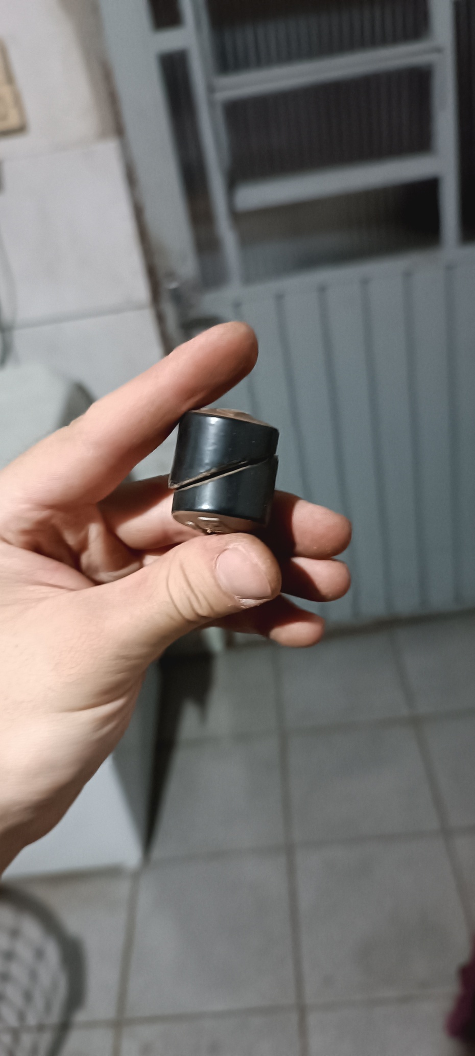 Agora com os dois tampões, retire as bordas até que passe por dentro do eletroduto e faça um corte na diagonal de ambos, do canto de baixo até quase em cima.