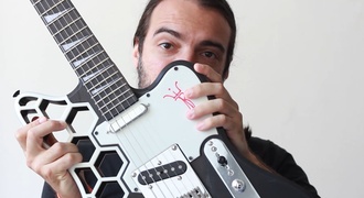 Guitarra elétrica impressa em plástico PLA usando impressora 3D