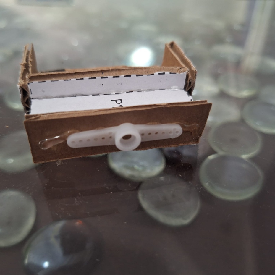 Cole o braço do servo motor embaixo da base da estrutura já feita.