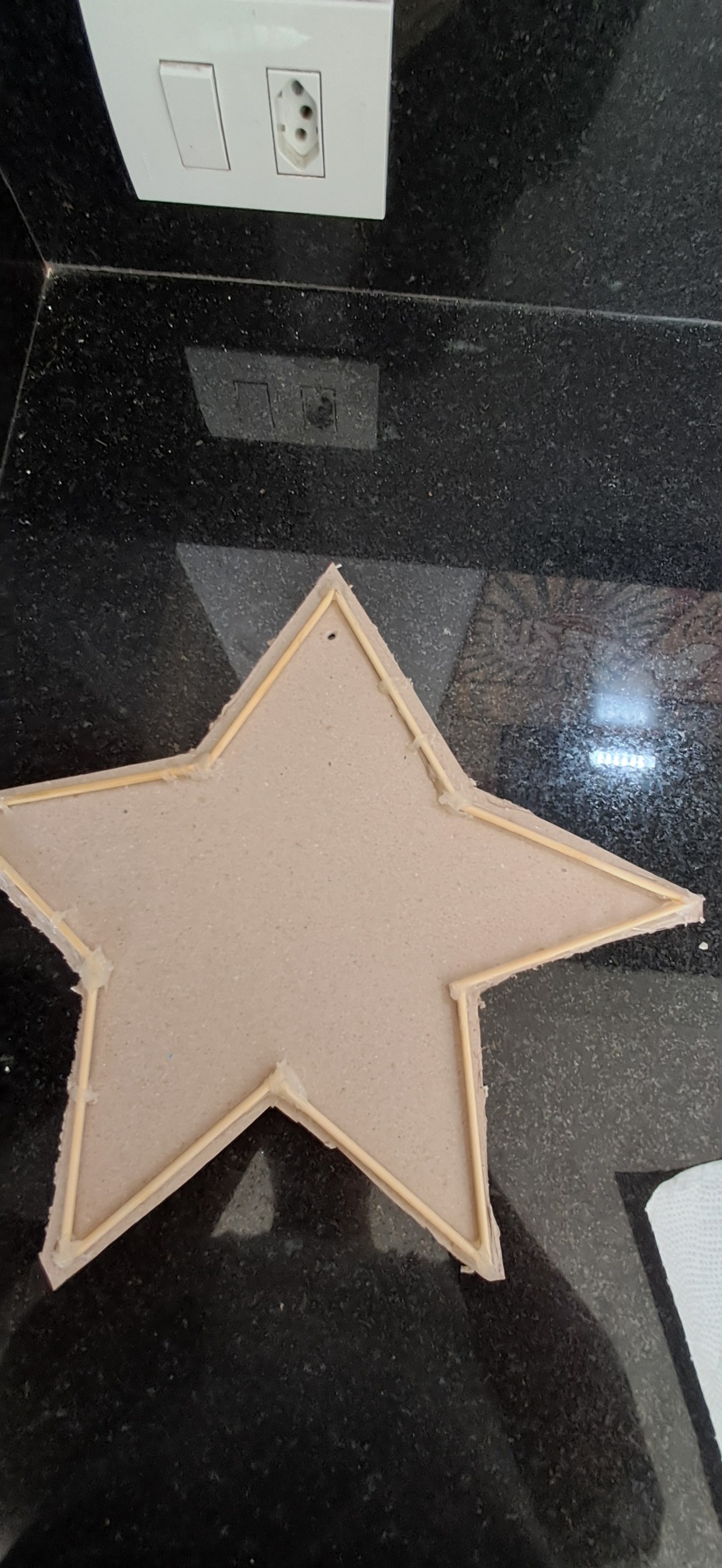 Faça um furo com o estilete para pendurar.