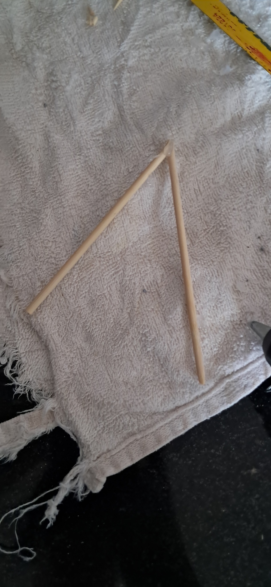 1- pegue o palito cortado.
2- vire ele ao contrário.
3- cole ele com cola quente.