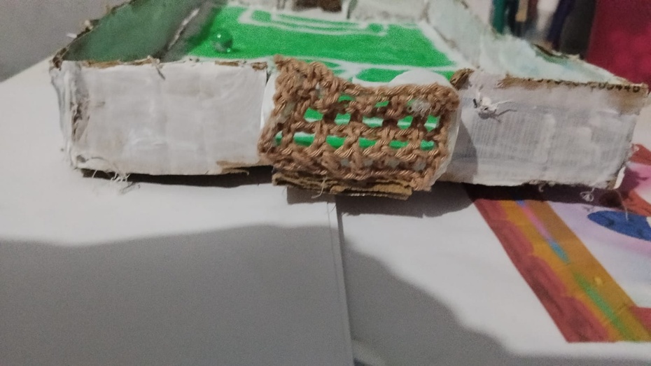 Para a rede do gol, peça para um familiar que faz crochê e peça para ele fazer a rede do gol e mostre para ele o que você está fazendo. Quando ele fazer, cole com cola quente o crochê no gol.