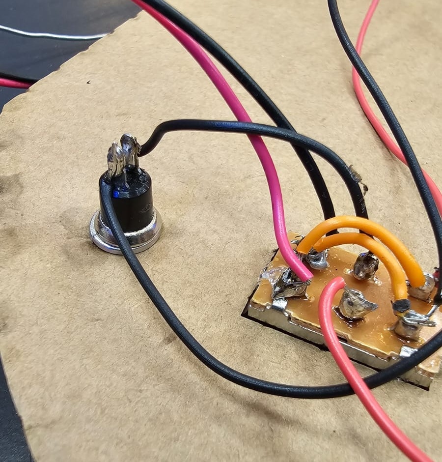 Solde uma ponta do fio preto, do par sem fita crepe, no terminal livre do push button mais próximo da chave HH que acabou de usar.