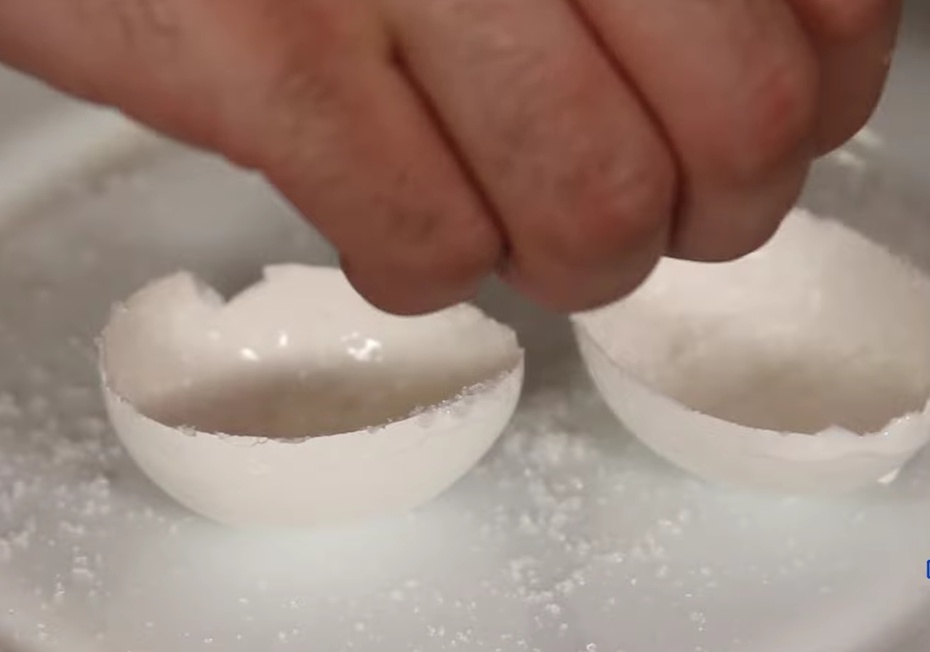 Polvilhe a pedra hume por toda superfície que passou cola.