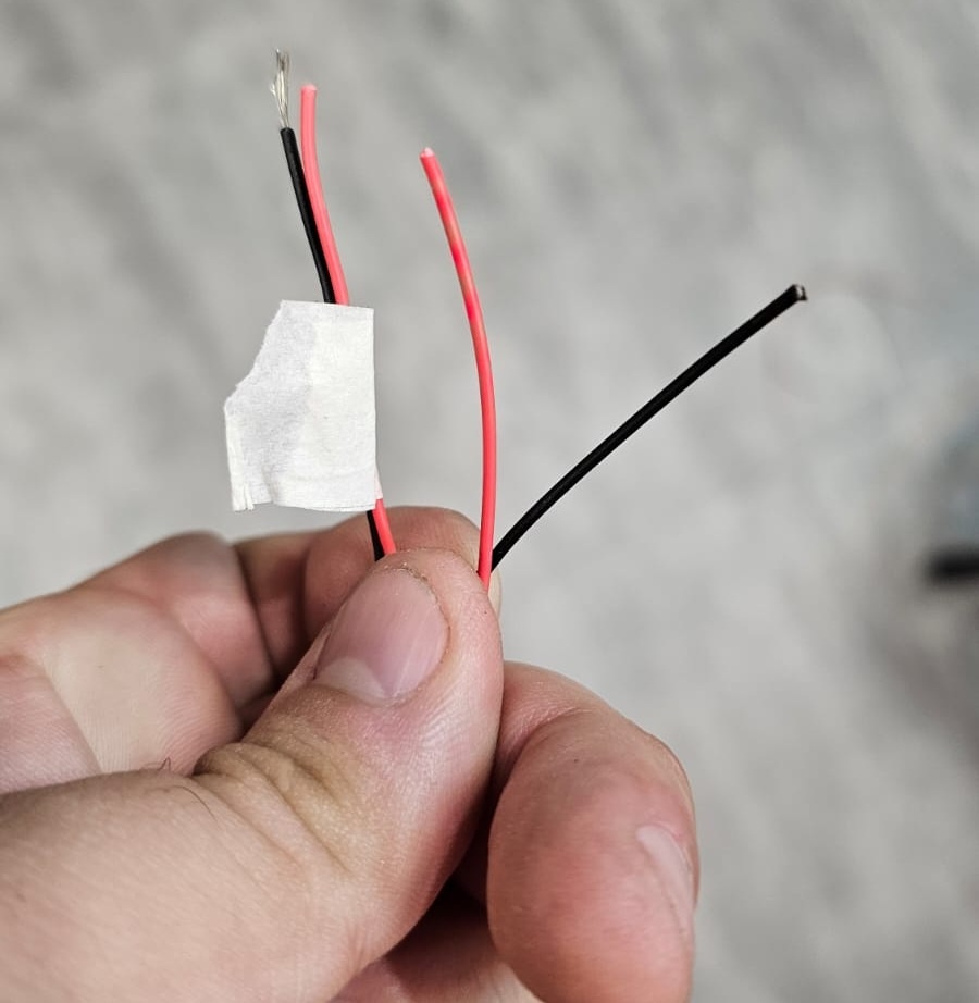 Em um dos pares, enrole fita crepe nas pontas. Isso ajudará na organização e referência nas próximas etapas.