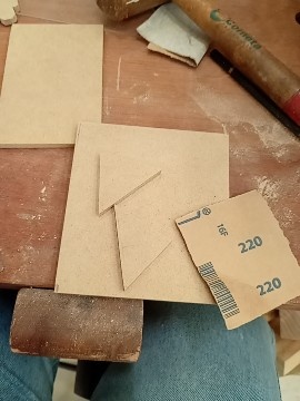 Após todos os cortes e furos estarem concluídos, utilize lixa de grão 110 para dar acabamento nas bordas e superfícies cortadas. Esse processo deixará as peças com as superfícies macias, sem rebarbas ou asperezas. Lixe com movimentos suaves e uniformes até obter a textura desejada.