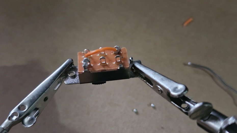 Solde uma ponta de um dos fios amarelos no terminal 1 da chave HH e a outra no terminal 6 da chave HH, cruzando o fio pela chave.