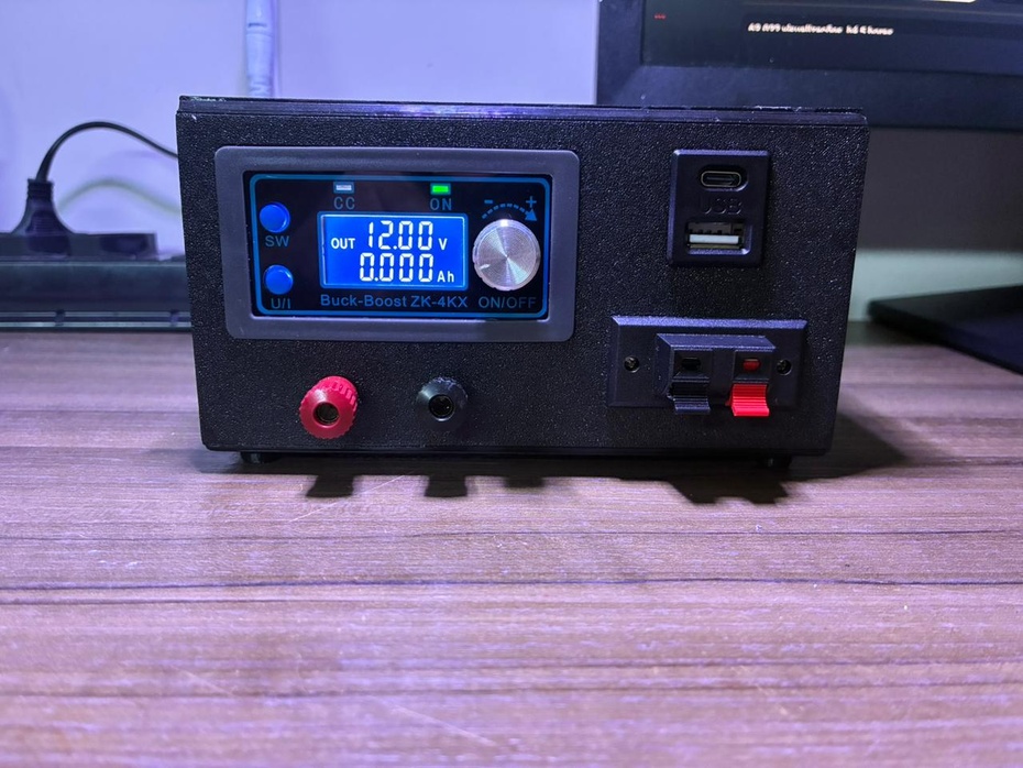 Coloque o modulo ZK-5KX.
Coloque os conectores banana.
Aloque o conector de pressão e prenda com parafusos ou cola.
Coloque o modulo de porta usb.