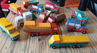 Carrinhos de madeira