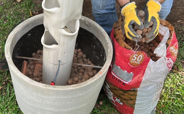 Adicione uma camada de argila expandida.
