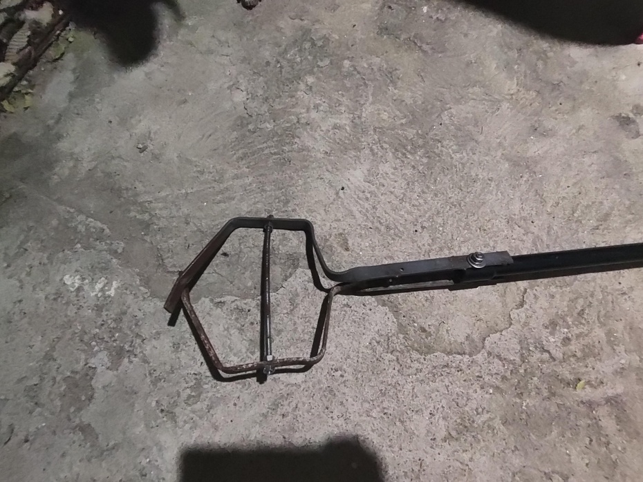 Foram feitos quatro furos, dois em cada suporte para fixá-los no eixo extensor e mais dois para fixar a barra roscada que interliga os dois suportes. Uma dica importante é apertar bem o parafuso de fixação e Adicionar um arame queimado para o suporte não girar e sair da posição.