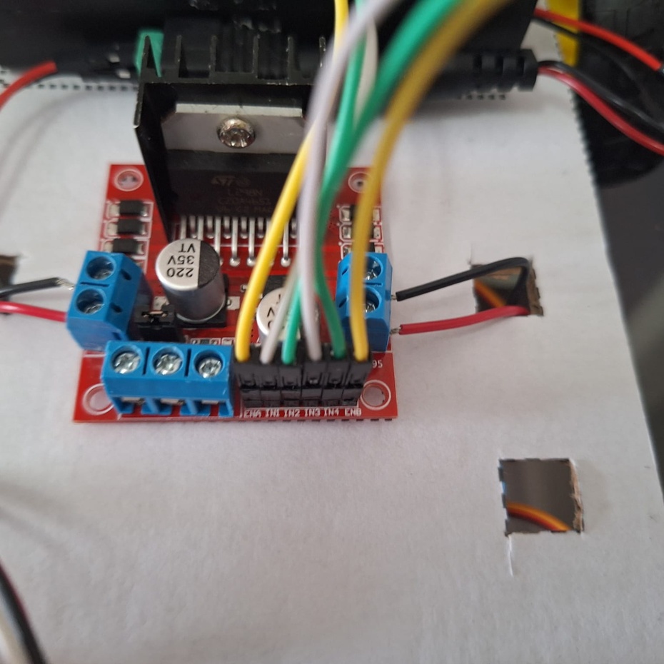 Conecte os fios de controle com o Arduino da seguinte forma:
pino 1 do motor 1 : pino 2 do Arduino
pino 2 do motor 1 : pino 3 do Arduino
pino 3 do motor 1 (amarelo esquerdo): pino 5 do Arduino
pino 1 do motor 2 : pino 10 do Arduino
pino 2 do motor 2 : pino 11 do Arduino
pino 3 do motor 2 (amarelo direito): pino 6 do Arduino