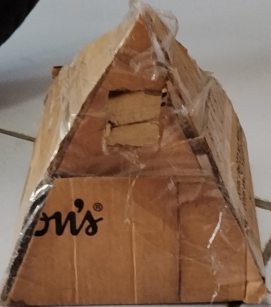 No triângulo do meio, faça um buraco de 3×3 cm, lembrando de que o buraco é centralizado. A medida entre a borda de cima e a ponta do triângulo é de 4 cm.