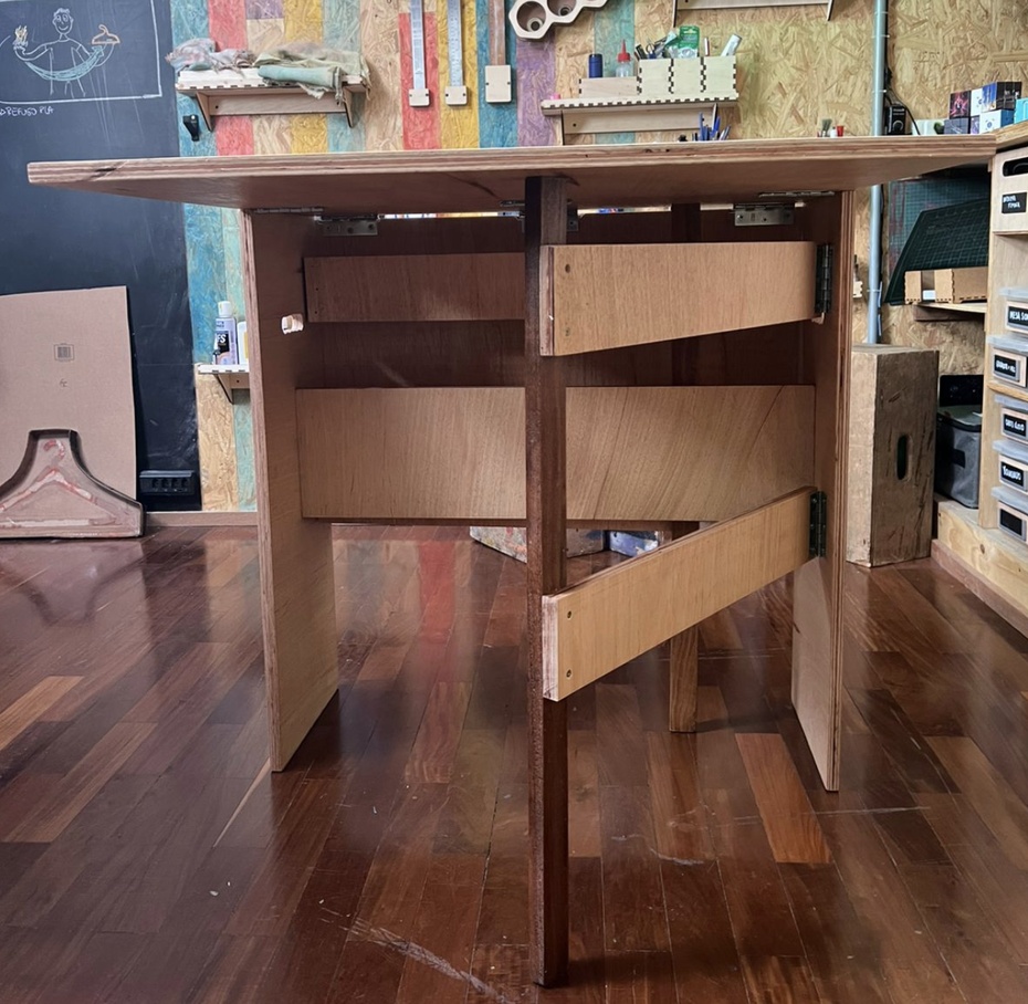 Cole feltro sob os pés para proteger o piso.