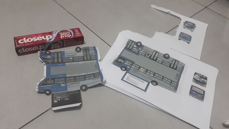 Na hora que você for recortar aí as laterais do ônibus tem uma recomendação que é deixar 1 mm no máximo de distância entre as laterais e o teto e o papel né no caso dependendo do ônibus que você usar, alguns vai ter ar condicionado, e outros não. esses que tiver ar condicionado você vai usar a mesma estratégia usado nas laterais recortar, uma bordinha de sobra de Um milímetro para facilitar aí na montagem do ônibus, e também na hora que dependendo aí se você usar caixinha de pasta de dente para facilitar aí na montagem do ônibus