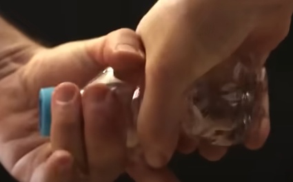 Tampe a garrafinha com a própria tampa e então torça bem a garrafa, amassando ela o máximo possível.