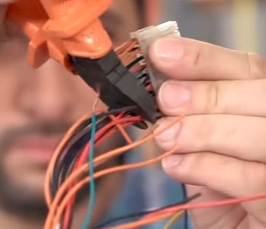 Vamos remover alguns fios que saem da fonte, pois não teremos uso para todos eles. Para isso vamos cortar o conector, os fios e deixar apenas:

7 cabos pretos = Terra
3 cabos vermelhos = 5v
1 cabo azul = -12v
1 cabo branco = -5v
1 cabo laranja = 3.3v
1 cabo amarelo = 12v
1 cabo verde = ligar a fonte
1 cabo cinza = mostrar que a fonte está conectada na tomada (5v)
1 cabo roxo = mostrar fonte ligada (5v) 

*Guarde os cabos removidos para uso posterior*