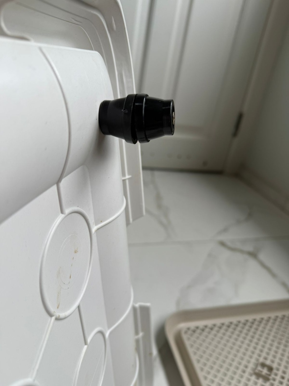 Parafuse os pézinhos nos furos feitos anteriormente nas extremidades do sanitário, parafuse primeiro 4 no sanitário e após isso coloque mais um pezinho em cada extremidade, pode parafusar um ao outro, o pézinho permite que mais um seja adicionado.