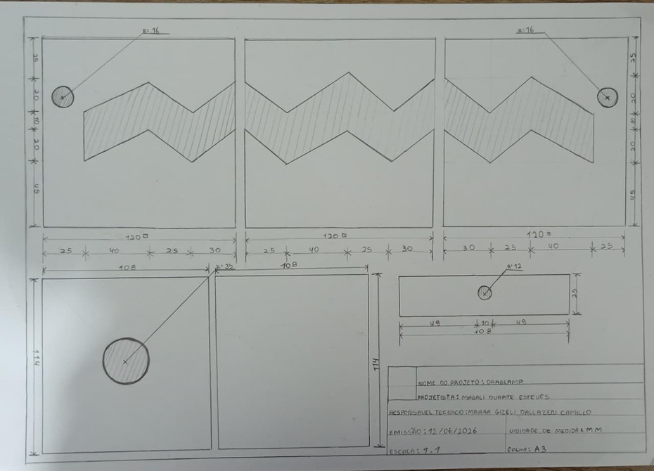 Primeiro passo: com régua e esquadros, marque as peças no MDF deixando 1 cm (10 mm) de espaçamento entre cada peça e, se possível, 1 cm de margem nas bordas do MDF.

Desenhe 3 peças de 120 × 120 mm e 2 peças de 114 × 108 mm seguindo o desenho técnico para posicionar cortes e furos.