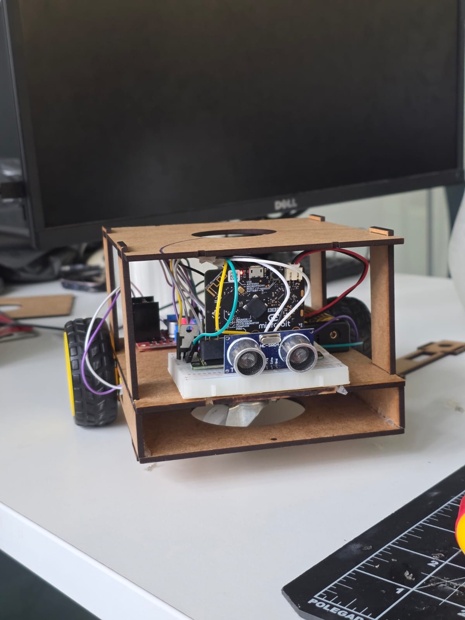 Base, motores e circuito

Para a montagem da base, é importante, em primeiro lugar, encaixar as laterais na base inferior e parafusar os motores. Em seguida, parafuse o rodízio, junto de 4 espaçadores na base intermediária, parafuse a ponte-H, virando a parte que contém as entradas da ponte-H no sentido da lateral oposta e encaixe a base intermediária, conforme os encaixes das laterais. Note que será possível parafusar, apenas, 3 dos 4 parafusos, devido a um conflito do parafuso com o motor. Depois, monte o circuito em cima da base intermediária. A seguir, certifique-se de que nenhum fio está sendo forçado e encaixe a base superior de acordo com as laterais. Finalmente, reforce todas as laterais com cola super bonder, para evitar rompimentos de peças.