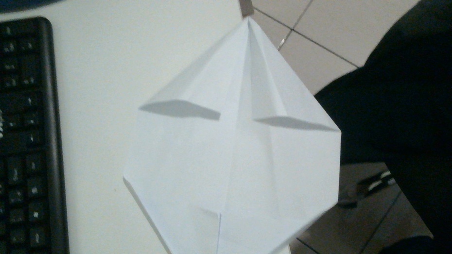 Depois que fez seu avião, na parte de trás dele, abra e dobre as pontas até o centro (marcação)