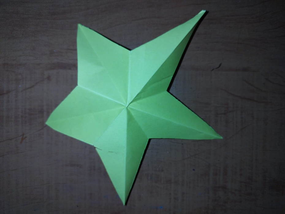 Pronto. A pontinha que você retirou é a nossa estrela, basta abri-la.  