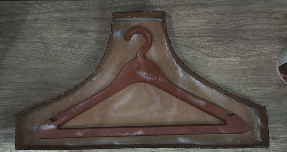 Despeje o silicone na caixa, cobrindo completamente o cabide.