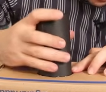 Insira o tubo da lente no buraco mas não o deixe fixo, você pode, se necessário, usar mais fita preta para cobrir regiões abertas entre o tubo e o buraco na caixa, mas não deixe que essa fita se prenda ao tubo, o que irá impedir o movimento livre de entrada e saída do mesmo.